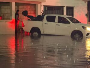 4. Calles convertidas en ríos tras tormenta en Mineral de la Reforma
