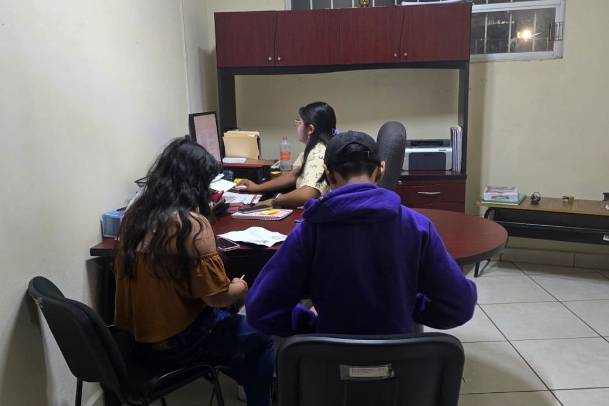 Familia se reúne con adolescente tras activación de ficha de búsqueda