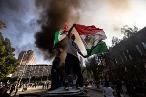 El presidente de Estados Unidos, Donald Trump, desplegó 2,000 soldados el 7 de junio para hacer frente a las crecientes protestas contra las redadas de control migratorio en el área de Los Ángeles, una medida que el gobernador del estado calificó como “deliberadamente provocadora”. (Foto de ETIENNE LAURENT / AFP)