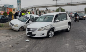 En Pachuca, uniformado fue golpeado y atado a un poste tras un percance vial