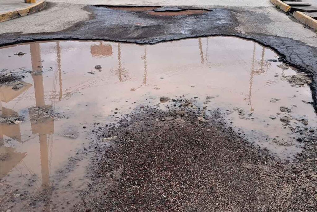 Los enormes baches en Tizayuca vuelven a las calles intransitables