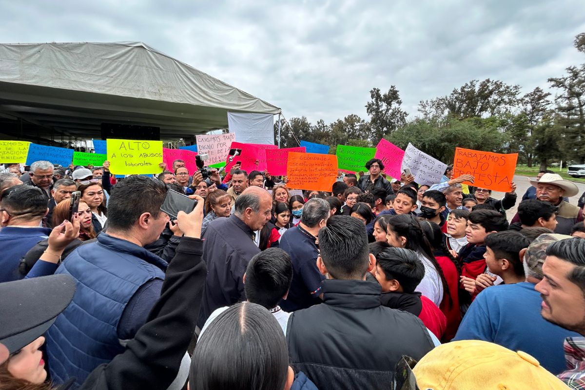 Los manifestantes se acercaron al gobernador a su llegada a la unidad deportiva | Foto: Carlos García