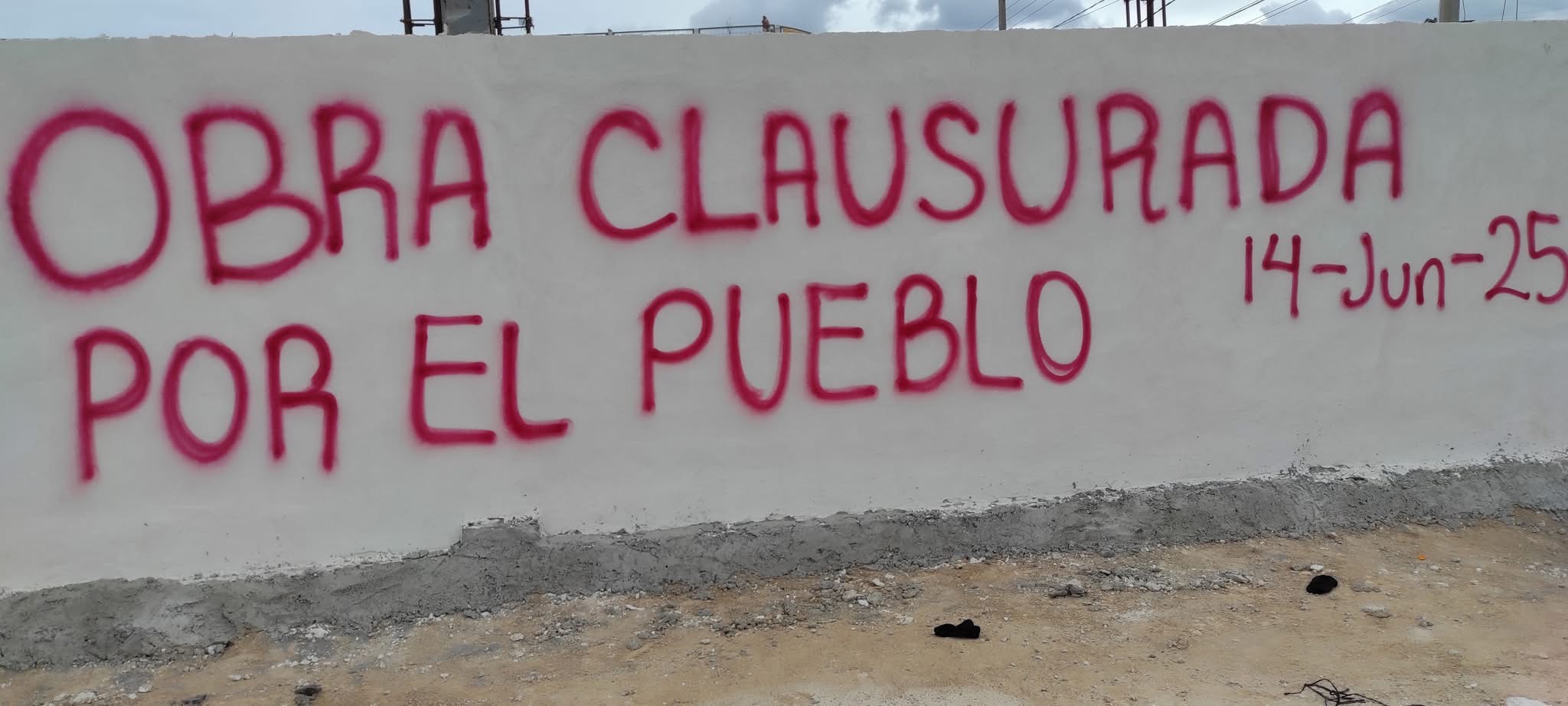 Los vecinos realizaron pintas en la obra tras la clausura | Foto: Carlos García