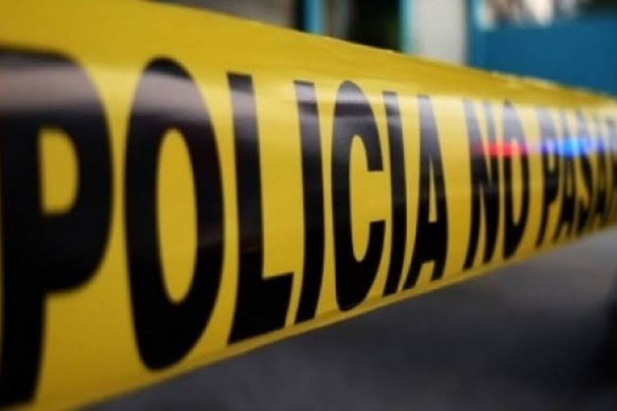 El ataque con arma de fuego ocurrió dentro de un vehículo estacionado en la vía pública