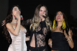 La cantante compartió escenario con Danna Paola y Kenia OS, celebrando la sororidad y el empoderamiento