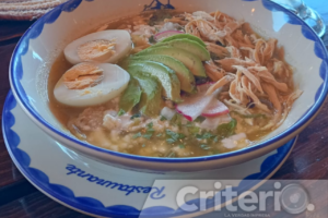 Las cocinas locales preparan esta receta única con ingredientes tradicionales y atención especializada al comensal