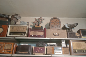 Cuentan con una colección de radios y otras antigüedades que han sido donados por sus clientes