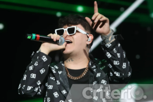 El equipo del cantante aseguró que no interpreta narcocorridos y consideró desproporcionada la medida