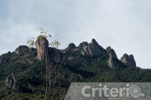 La tradición oral relata la existencia de portales en cuevas y peñas que se abren cada 24 de junio con la promesa de tesoros ocultos