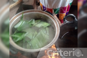 Desde la niñez, ha perfeccionado esta receta tradicional a base de masa, verduras y vapor