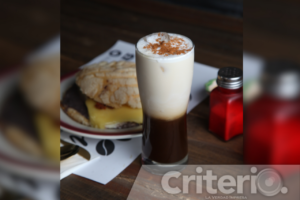 Experimenta la riqueza del café en cada sorbo, eligiendo entre diez granos de especialidad y diversos métodos de preparación que elevan tu experiencia cafetera a otro nivel