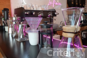 Vive una experiencia completa que va más allá de una simple taza, explorando las diferencias entre métodos de extracción y saboreando la dedicación de quienes cultivan el café con pasión
