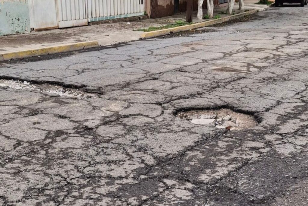 Las intensas lluvias dejaron grandes baches en la Pachuca-Sahagún, dificultando el tránsito y causando daños a vehículos