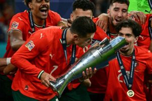 Con la mirada al cielo y lágrimas en los ojos, Cristiano volvió a ser protagonista con la Seleçao