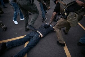 Redadas del ICE han provocado protestas y despliegue militar en Los Ángeles, con 222 mexicanos detenidos hasta el momento