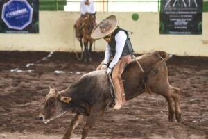 Charros de todo el estado se disputan un lugar en la siguiente ronda con espectaculares faenas