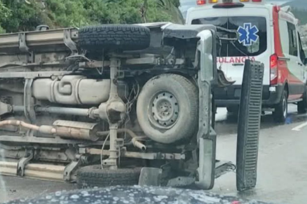 Autoridades atendieron una volcadura en el Corredor de la Montaña