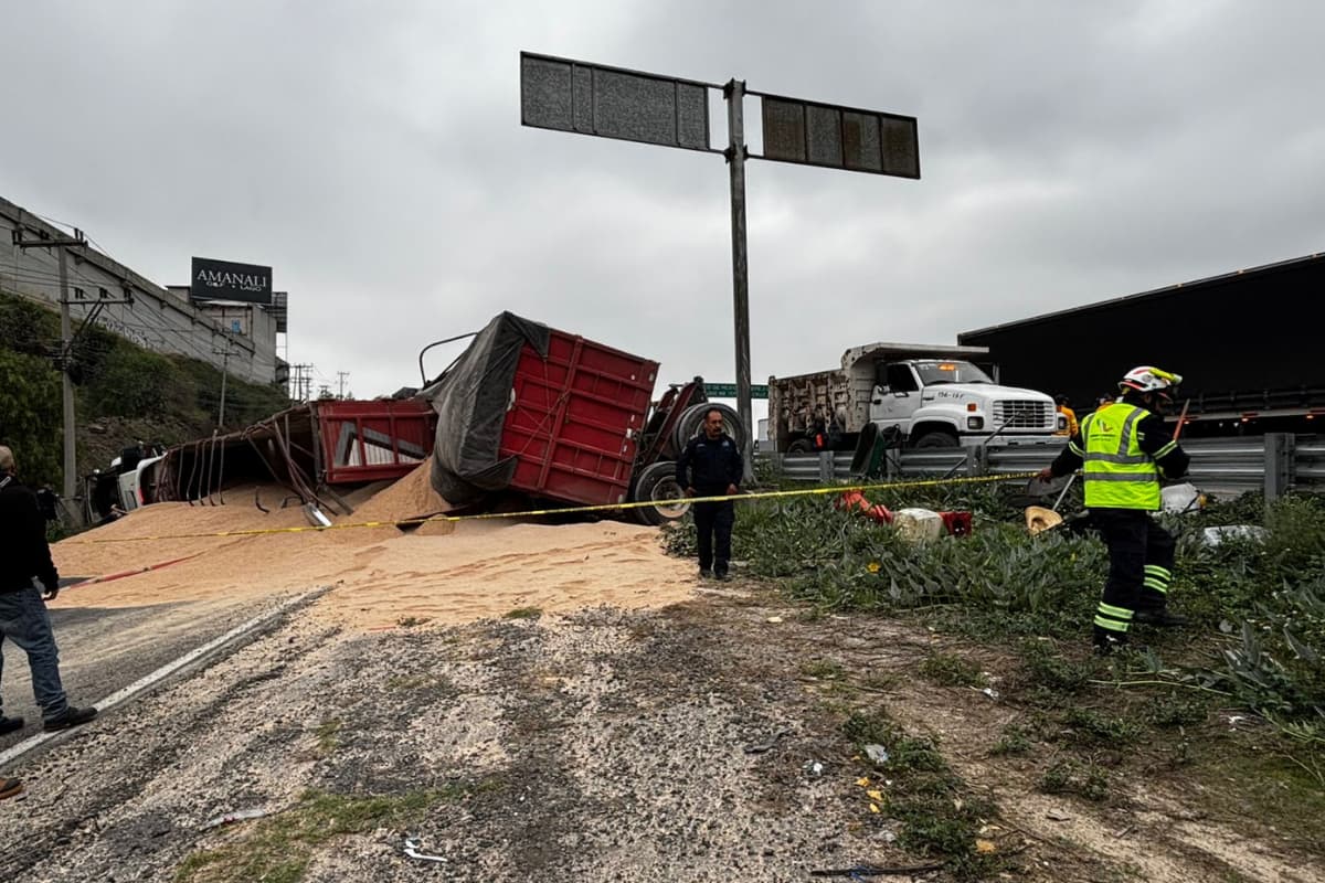 Un accidente en la autopista México-Querétaro esta mañana afectó el tránsito por varias horas debido a la volcadura de un tráiler de doble remolque