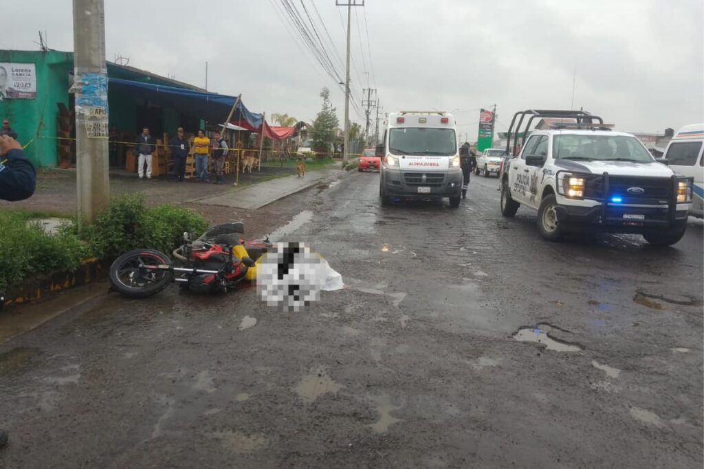 La escena del accidente en Tulancingo, donde un motociclista falleció tras un derrape y atropello por parte de una pipa. Las autoridades locales realizaron la detención del responsable