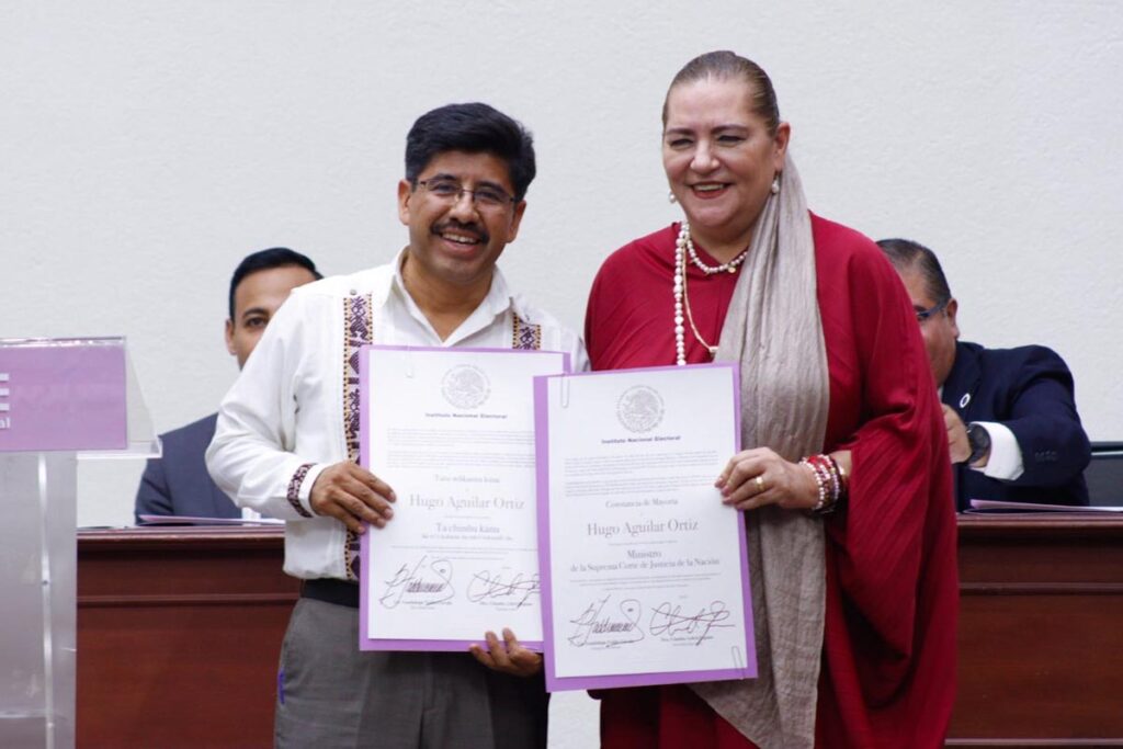 Hugo Aguilar Ortiz recibió su acta de mayoría por parte del INE