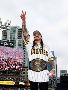 El público de Petco Park recibió a Dominik Mysterio con vítores cuando lanzó la primera bola en el partido entre los Padres y Dodgers