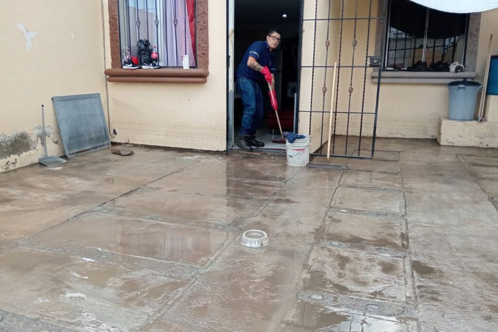 Las brigadas realizaron limpieza en casas afectadas de Los Tuzos / Foto de David Martínez