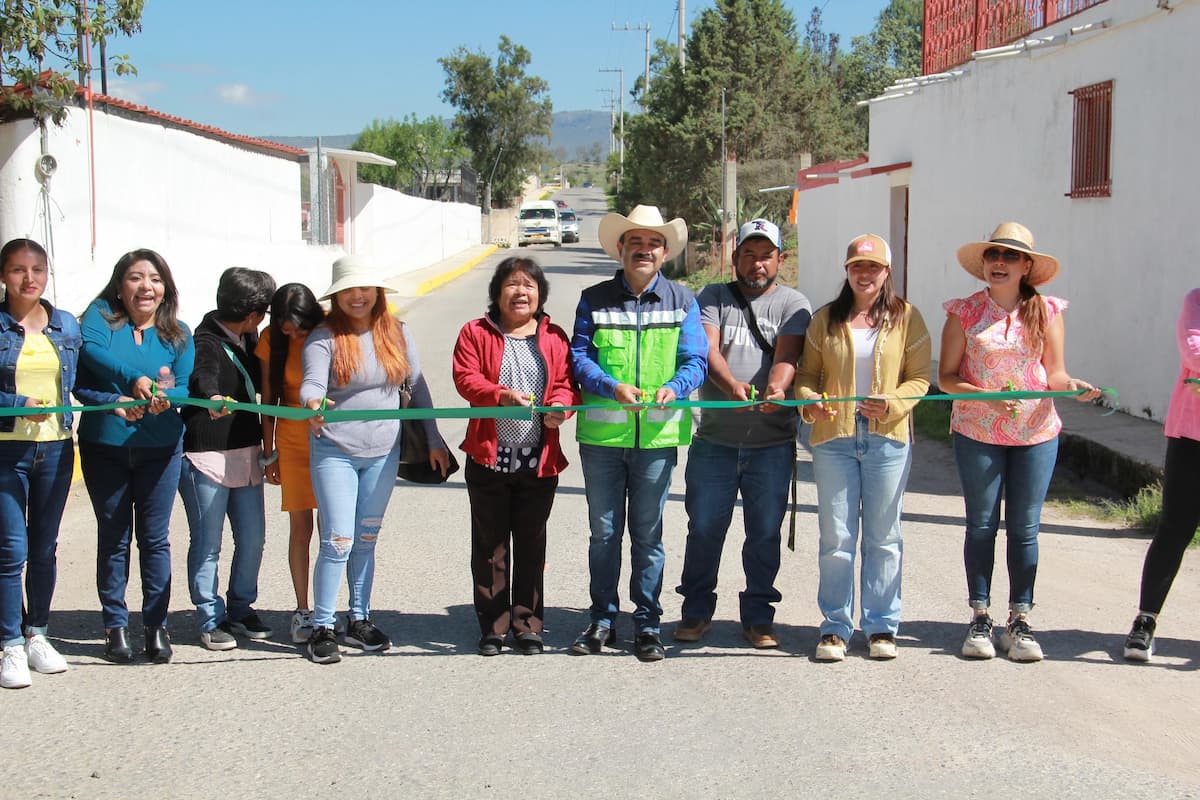 Con una inversión total de $1,698,775.41 pesos, el gobierno municipal de Chapulhuacán entregó dos obras en la localidad de San Bartolo Ozocalpan.