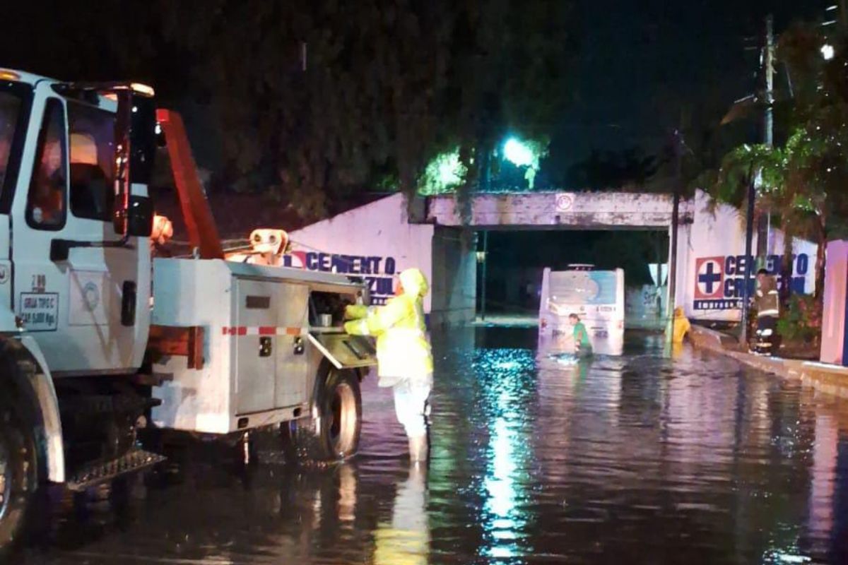 Autoridades trabajaron más de una hora para liberar al camión atrapado en el vado bajo puente