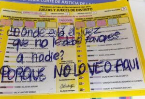 Boleta de Tamaulipas lleva escrito en plumón: “¡Esto es una farsa!”.