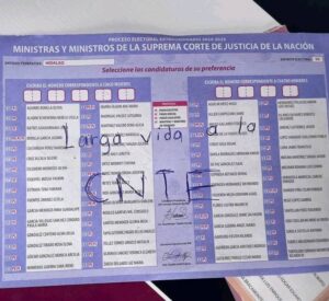 Las consignas van desde denuncias sociales hasta expresiones personales de inconformidad.