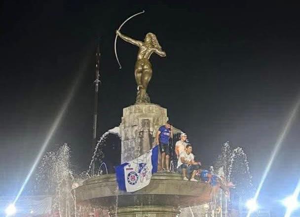 Aficionados celebraron sobre la fuente que sostiene a la Diana Cazadora