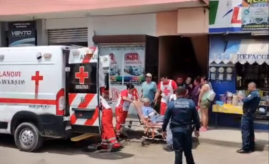 Paramédicos auxiliaron al adulto mayor lesionado en Huejutla