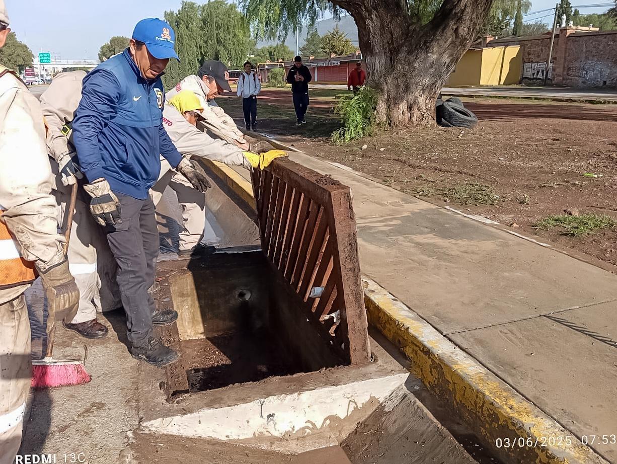 Como parte del seguimiento a las afectaciones provocadas por las recientes lluvias en la capital hidalguense, el ayuntamiento de Pachuca implementó acciones inmediatas para mitigar riesgos