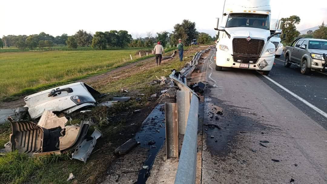 El conductor del tractocamión fue hospitalizado tras el accidente