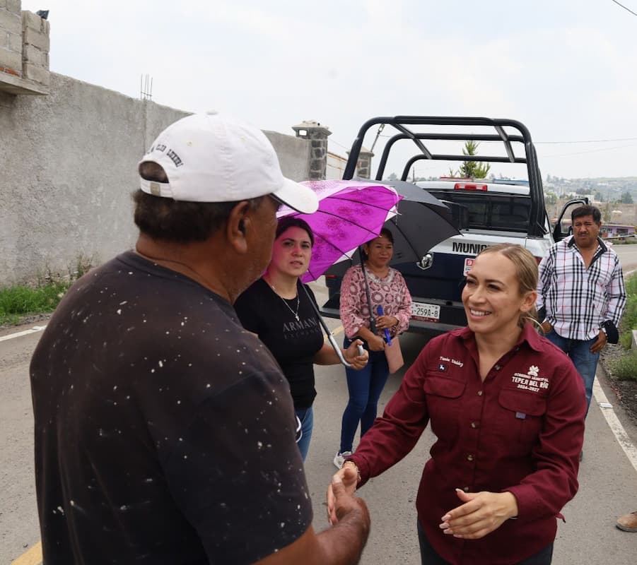 El gobierno municipal de Tepeji del Río entregó 22 metros cúbicos de concreto premezclado para la construcción de huellas de rodamiento en la calle Fray Cervando Teresa de Mier, en la localidad de San Buenaventura