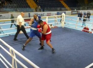 Javier Cruz durante su enfrentamiento con Kelvin Watts en las semifinales del World Boxing Challenge en la República Checa