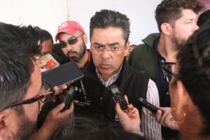 Trabajadores de Protección Civil realizan censo tras inundación en Mineral de la Reforma