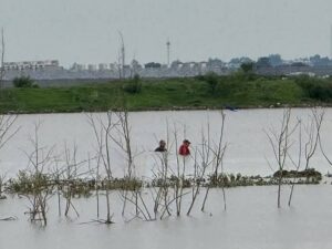 En Zapotlán, los equipos de rescate no cesan su trabajo para encontrar a un conductor que fue arrastrado por la corriente junto con su vehículo.