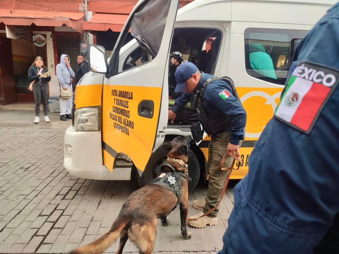 Operativo en Pachuca remite taxi y urvan por irregularidades en documentos