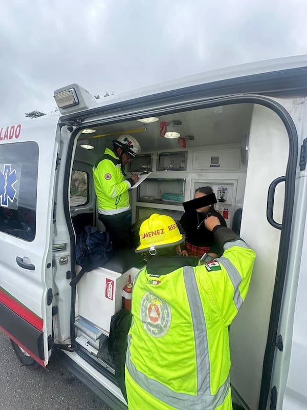 Una mujer lesionada tras el choque en el corredor de la montaña
