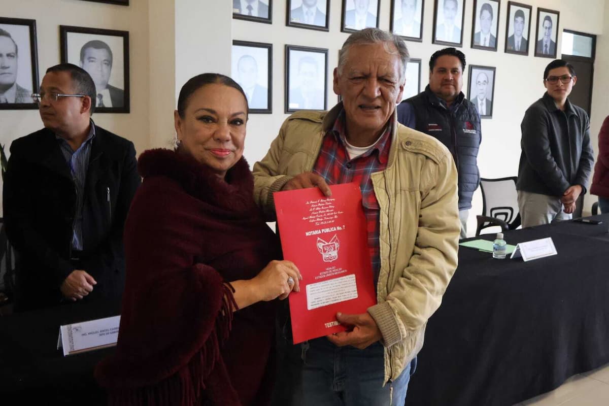 La presidenta municipal de Tulancingo, Lorena García Cázares, encabezó la entrega de un nuevo paquete de escrituras a familias de la colonia El Paraíso