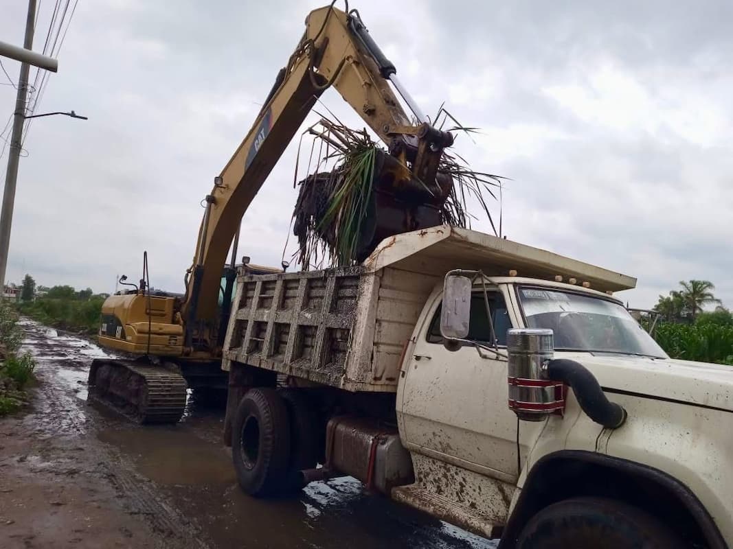 Con la finalidad de proteger a las familias durante la actual temporada de lluvias, el gobierno municipal de Tlahuelilpan realizó trabajos preventivos de desazolve en los drenajes pluviales