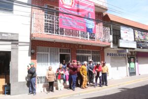 Los manifestantes, portando carteles con leyendas como 
