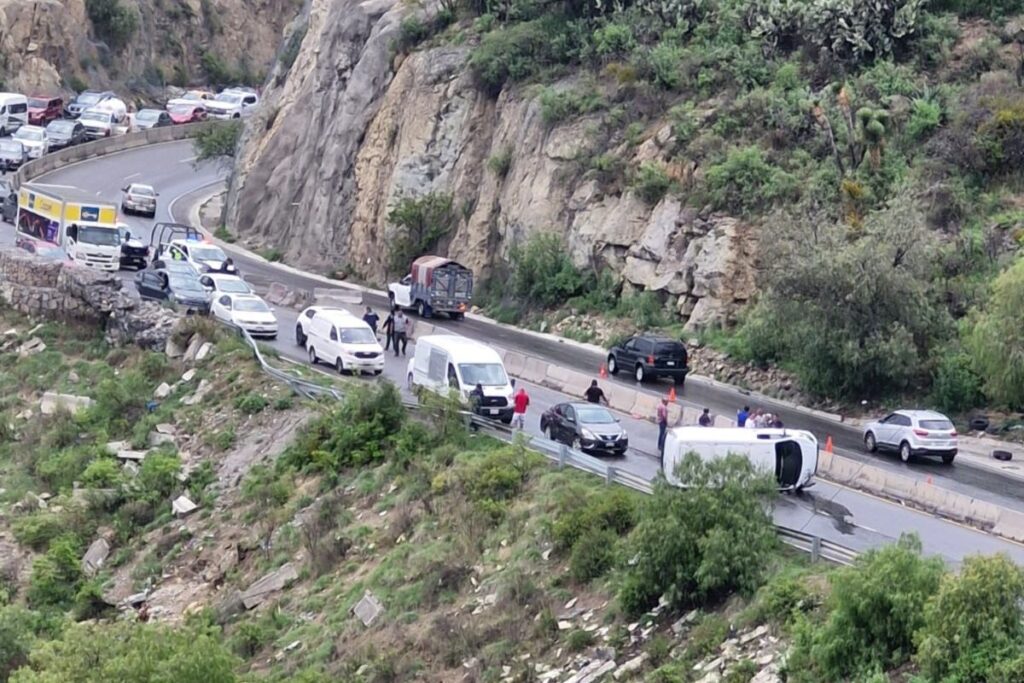 Percance en el Corredor de la Montaña: volcadura de camioneta provoca tránsito pesado a Pachuca