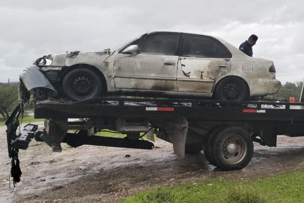 Aparece en Atitalaquia un auto parcialmente sumergido en un canal de aguas negras