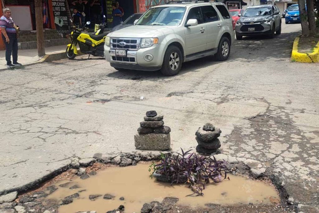 Avenida Sur, en Tula, presenta baches de más de un metro de diámetro y 20 centímetros de profundidad