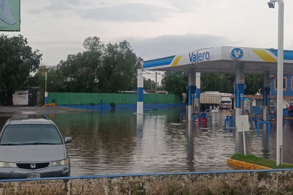 El bulevar Colosio, desquiciado: Reportan encharcamientos que afectan la circulación