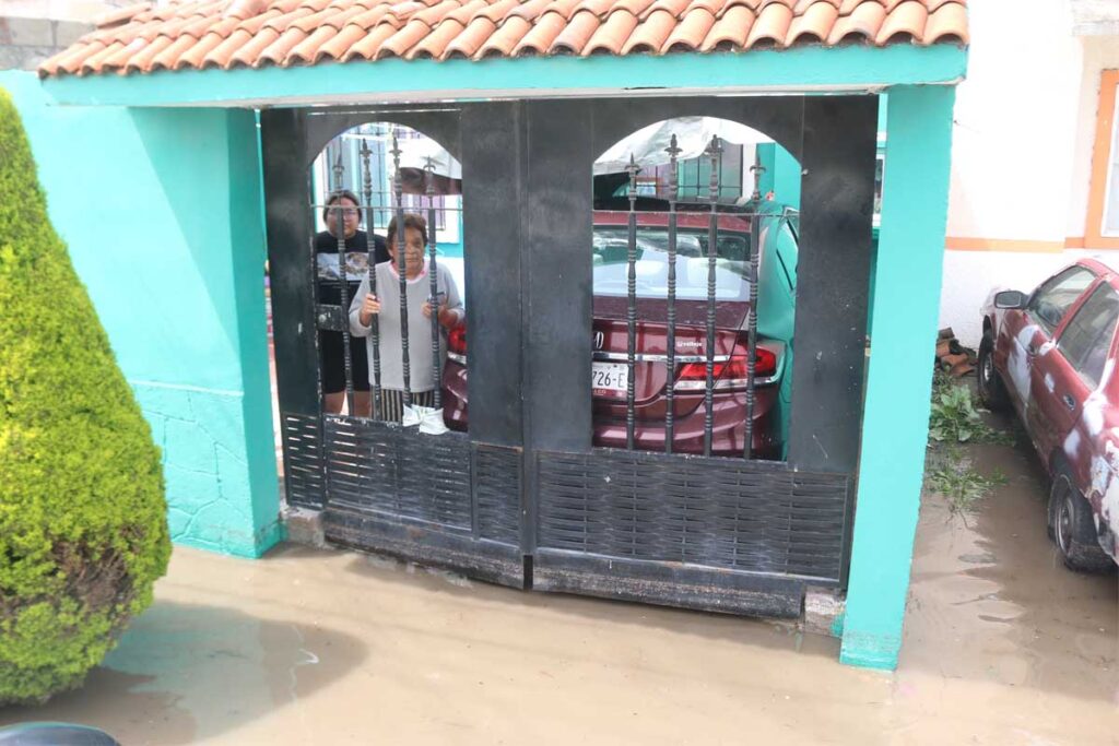 Muchas familias tomaron la decisión de mantenerse en casa y buscar alternativas para que el agua no ingresara más a su hogar