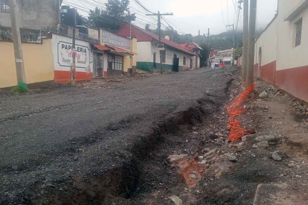 Actualmente, se encuentran en la etapa de colocar el asfalto, así como banquetas, cunetas y guarniciones de la avenida Juárez, en Real del Monte