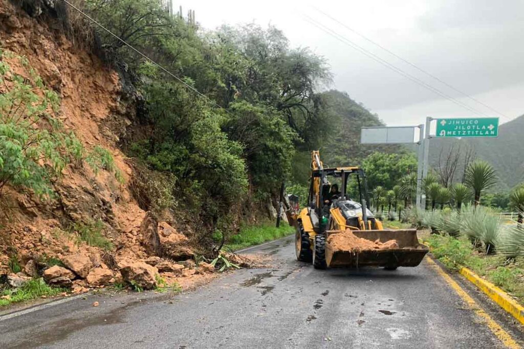El ayuntamiento apoyó en trabajos para retirar material y árboles caídos en la cinta asfáltica